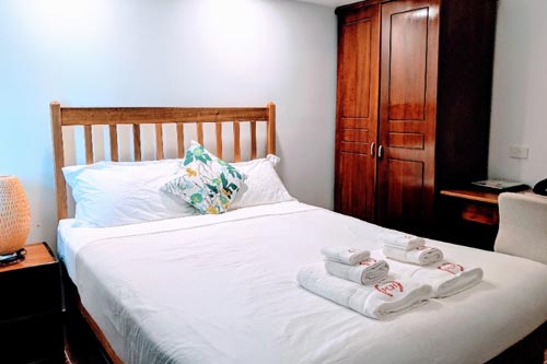 Click for Deluxe Standard Highway View images Click for Deluxe Standard Highway View images