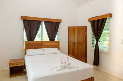 Click for Queen Bungalow images